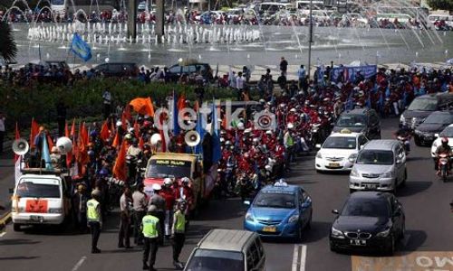 MAYDAY: Buruh  Penuhi Jalan di Depan Istana Merdeka