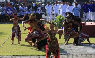 TARIAN PELAJAR DALAM UPACARA HARDIKNAS