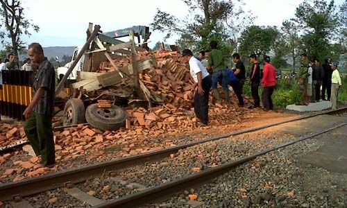 TERTABRAK KA: Truk Diterjang KA, Satu Orang Tewas