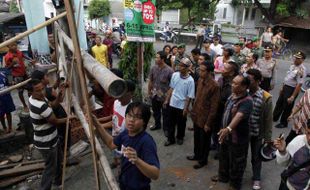 PEMBONGKARAN BLOKADE KAMPUNG DI GANDEKAN, SOLO