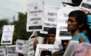 KOMERSIALISASI PENDIDIKAN: Mahasiswa Gelar Aksi Tolak RUU PT