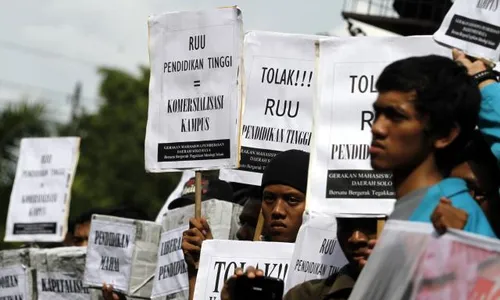 KOMERSIALISASI PENDIDIKAN: Mahasiswa Gelar Aksi Tolak RUU PT