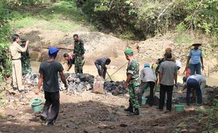 JEMBATAN DESA: TNI dan Polri Bantu Warga Bangun Jembatan Penghubung 