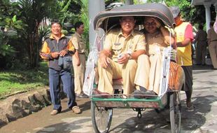 PANTAU UN: Naik Becak, Bupati Klaten Pantau UASBN