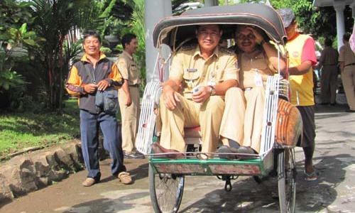 PANTAU UN: Naik Becak, Bupati Klaten Pantau UASBN