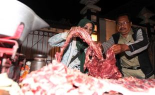 DAGING BUSUK: Operasi Yustisi Temukan Daging Busuk di Pasar Solo