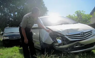 TABRAK POHON: Mobil Tabrak Pohon, Warga Solo Tewas di Sragen