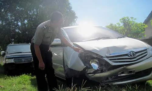 TABRAK POHON: Mobil Tabrak Pohon, Warga Solo Tewas di Sragen