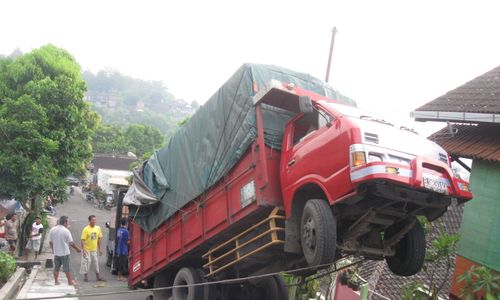 BAN TRUK TERANGKAT