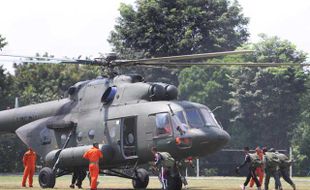 LATIHAN KOPASSUS: Terjun Payung Korps Baret Merah Pukau Warga