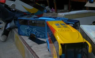 MINIATUR BUS: Dari Hobi, Iwan Mengais Rezeki...