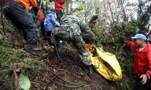 KORBAN SUKHOI: Tak Tega, Istri Wartawan Angkasa Urung Lihat Jasad Suami