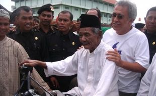 MBAH LIEM: KH Muslim Rifa'i Imampuro (mbah Liem) Wafat