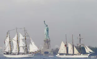 KRI DEWARUCI TAMPIL DI NEW YORK