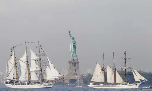 KRI DEWARUCI TAMPIL DI NEW YORK