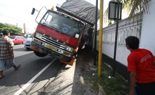 TRUK TERPEROSOK DI RINGROAD