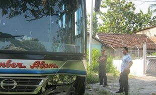 BUS VS MOTOR: 3 Tewas, 1 Kritis