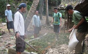 Petani Sukoreno Kerja Bakti Bikin Pupuk Organik