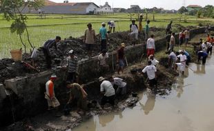  PENGERUKAN SUNGAI GAJAH PUTIH