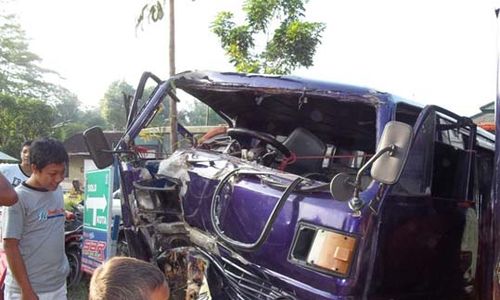   KECELAKAAN DI PENGGUNG:  Minibus Rombongan Pelayat Tabrak Pohon, 7 Luka