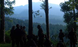 TNI LAKUKAN PENDAKIAN GUNUNG SALAK