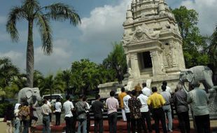   WAISAK: Puluhan Umat Buddha Theravada Peringati Waisak di Vihara Dhamma Sundara
