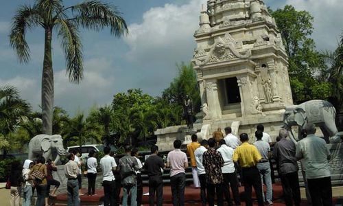   WAISAK: Puluhan Umat Buddha Theravada Peringati Waisak di Vihara Dhamma Sundara
