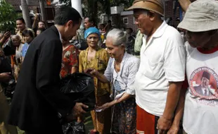  PENYERAHAN BANTUAN PANGAN