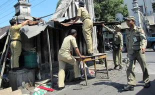 LINDUNGI WARISAN PB X, Satpol PP Bongkar Lapak PKL