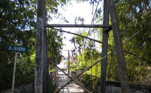  JEMBATAN GANTUNG Penghubung Manggeh-Tegalgede Rusak