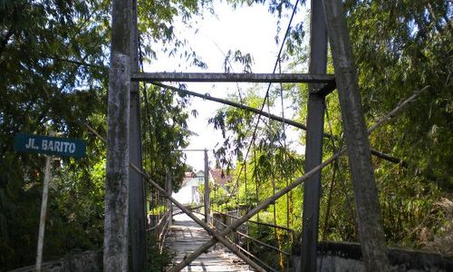  JEMBATAN GANTUNG Penghubung Manggeh-Tegalgede Rusak