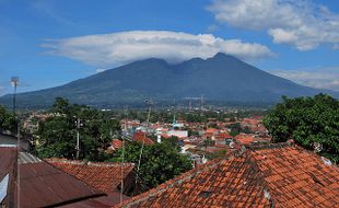 Misteri Gunung Salak Sebagai "Kuburan" Pesawat