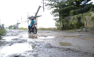  JALAN RUSAK: Jalan Dagen-Tasikmadu Rusak Parah