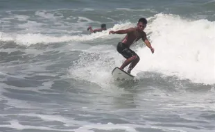 Menengok Aksi Surfer Pantai Parangtritis