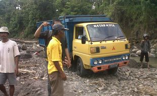 PENAMBANGAN: Pasir Kali Opak Hampir Habis, Sawah Warga Jadi Korban