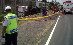   TRUK TANGKI TERGULING, Jl Bangkak Ditutup 2,5 Jam