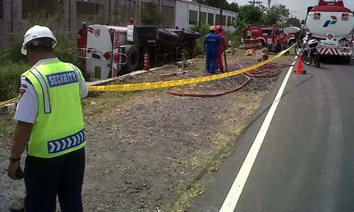   TRUK TANGKI TERGULING, Jl Bangkak Ditutup 2,5 Jam