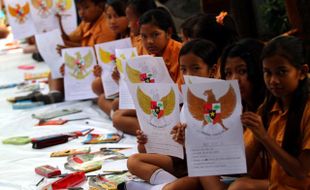 SISWA SD MENGGAMBAR GARUDA PANCASILA