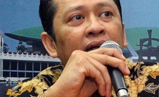 KONFLIK INTERNAL PARTAI GOLKAR : Agung Laksono Akuisisi Fraksi Golkar, Kubu Ical Sebut Main Preman