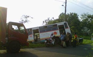 BUS NYUNGSEP: Hindari Sepeda Motor, Bus Nyungsep di Kebun Jagung