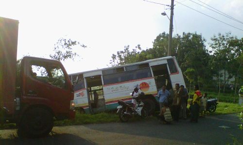 BUS NYUNGSEP: Hindari Sepeda Motor, Bus Nyungsep di Kebun Jagung