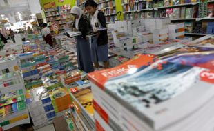 PENDIDIKAN INDONESIA :  Tingkatkan Transparansi, Buku Kurikulum 2013 Dibeli Online