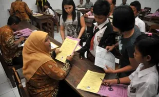 SISWA BARU: Disdik Larang Sekolah Lakukan Pungutan