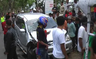 TABRAKAN BERUNTUN: Avanza Seruduk 11 Motor dan 3 Mobil di Bandung