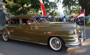 JOKOWI NAIK MOBIL BUNG KARNO