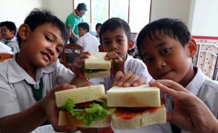 MEMBUAT SANDWICH