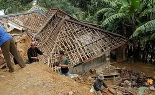 LONGSOR AMBON: Balita Tewas Tertimbun Tanah Longsor