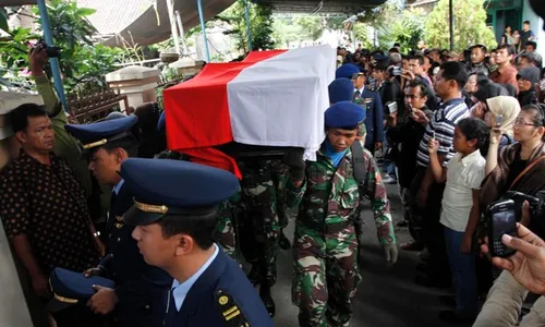 JENAZAH COPILOT FOKKER-27 TIBA DI RUMAH DUKA