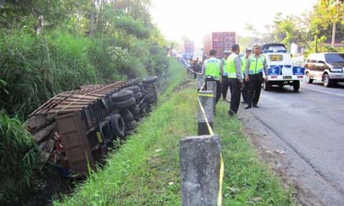 Duh, Banyak Truk Tronton Melanggar Aturan