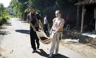 MAHASISWA ASING KKN DI JOGJA: Bryan Senang Kerja Bakti, Melissa Suka Bersalaman dengan Petani